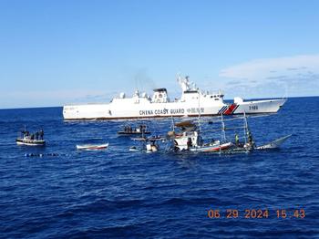 China briefly blocks rescue of Filipino fishermen near Bajo de Masinloc